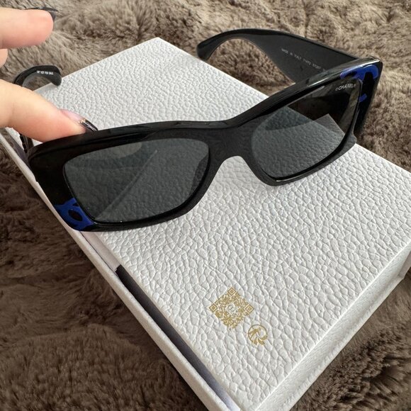 Chanel Vintage black, blue and pink sunglasses with original case - Picture 1 of 12